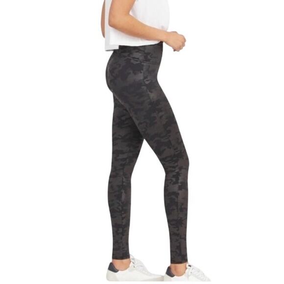 SPANX Faux Leather Camo Leggings Black Camo Size Small - Picture 8 of 11